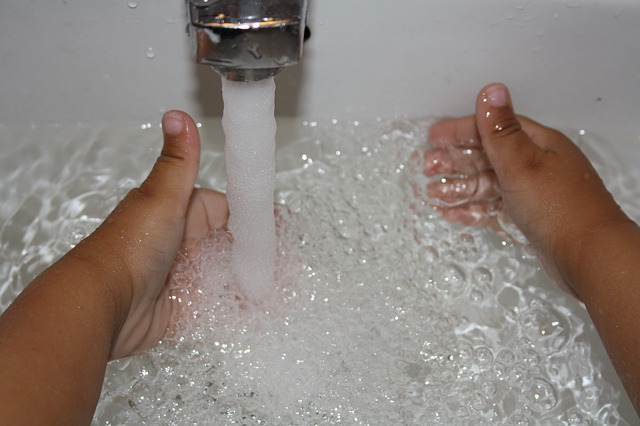 napouštění teplé vody do vany